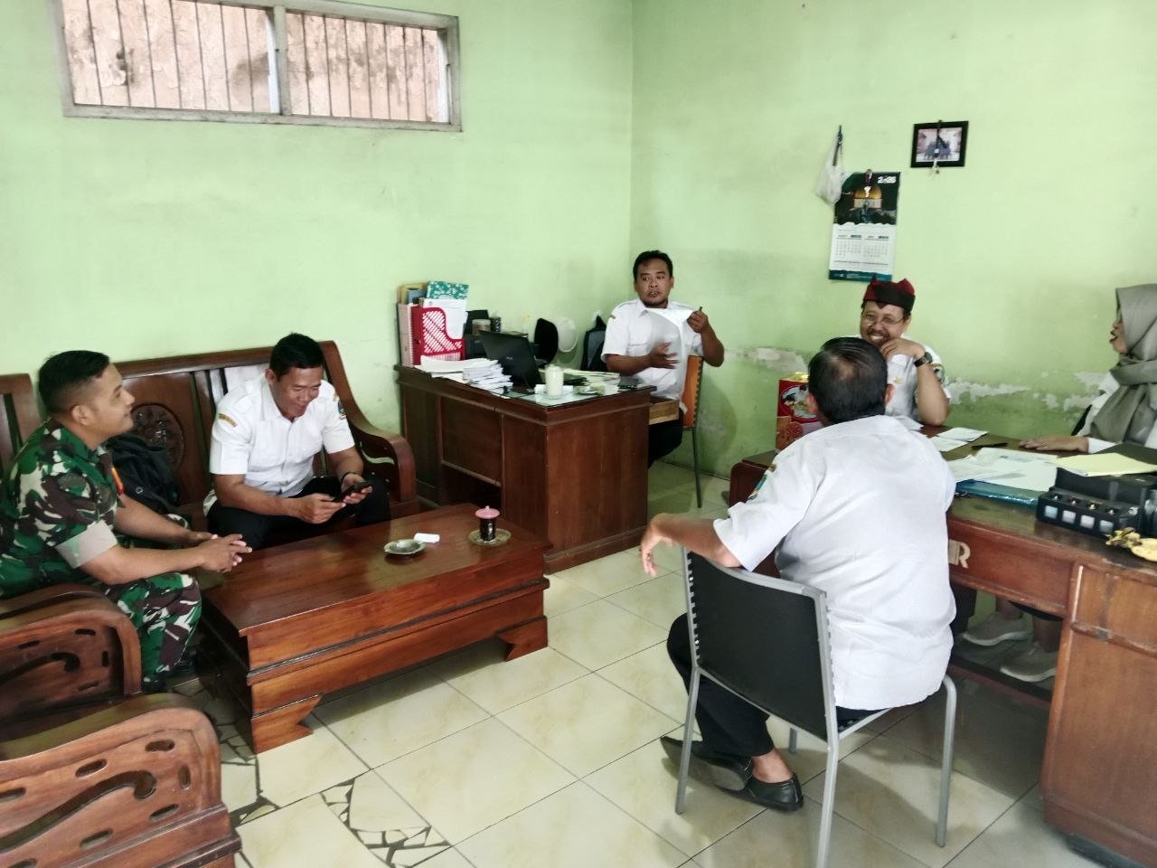 Perkuat Sinergitas, Babinsa Rogojampi Gelar Komsos Bersama Perangkat Desa