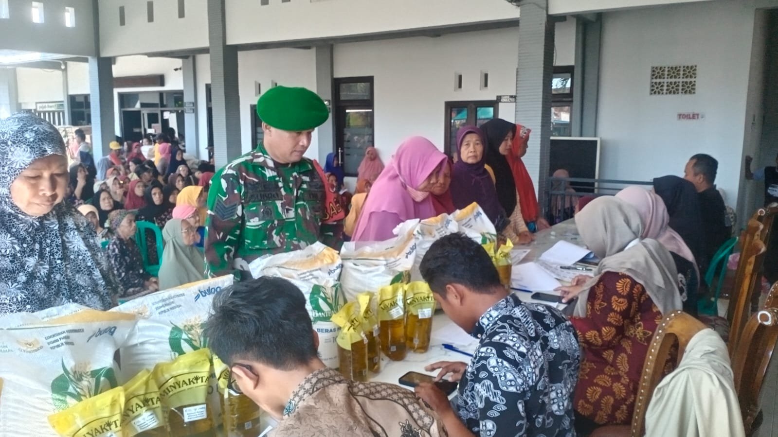 Sinergi di Aula Desa, Babinsa Koramil Rogojampi Pastikan Penyaluran Bapang di Karangbendo Berjalan Tertib