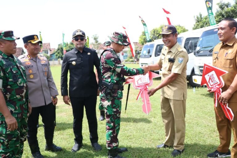 Penyerahan Armada Truk Koperasi Merah Putih, Dukung Perekonomian Desa di Probolinggo