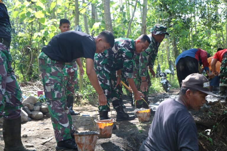 Sinergi TNI Bangun Tanggul Penahan Tanah TPT, Hari Pertama TMMD ke-128 di Desa Brabe Dimulai Probolinggo.
