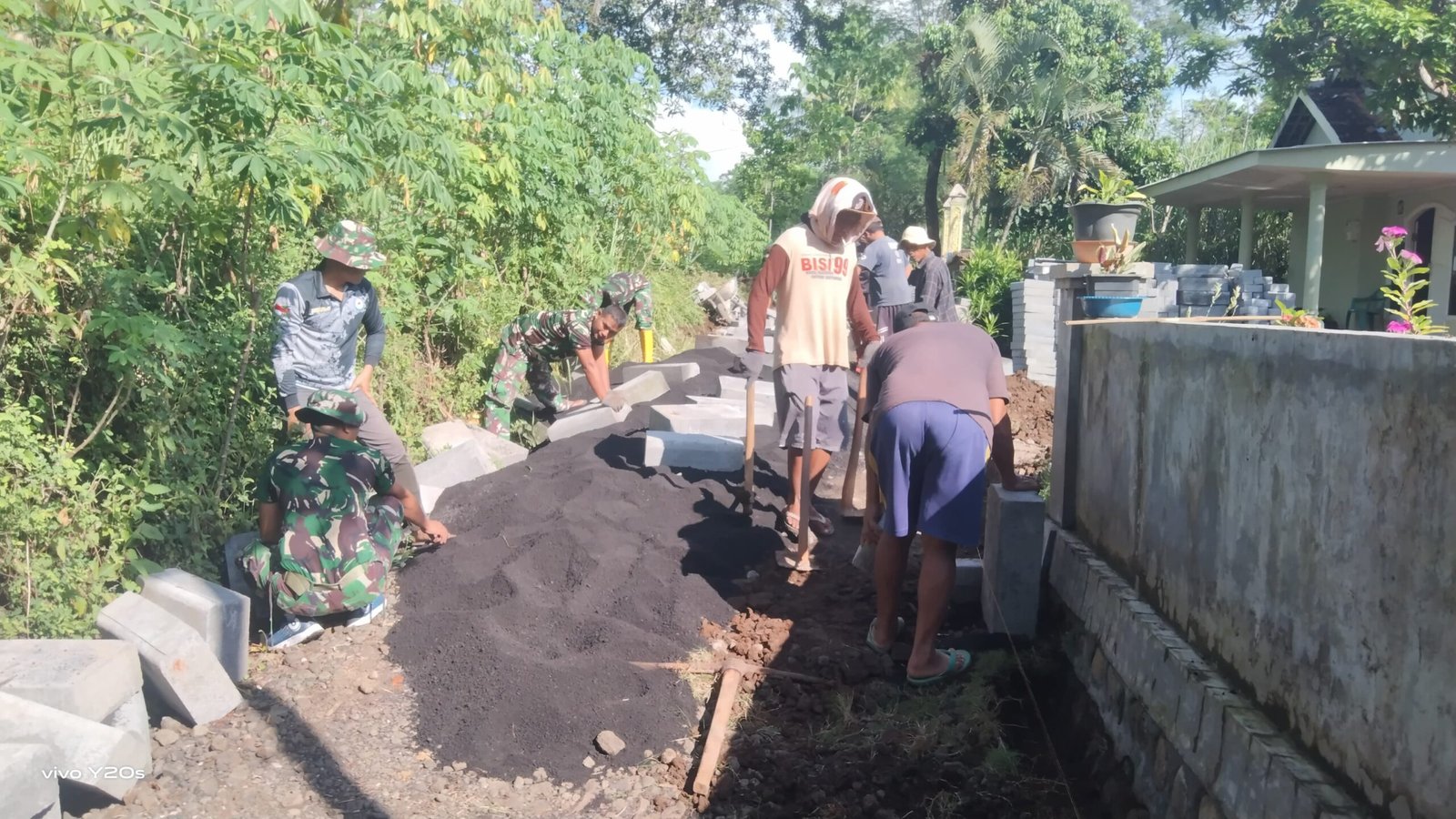 Personel TMMD ke 128 Tahun 2026 Kodim 0820/Probolinggo, Cuaca Cerah Dukung Pemasangan Paving di Dusun Klading Desa Brabe Kecamatan Maron Probolinggo.