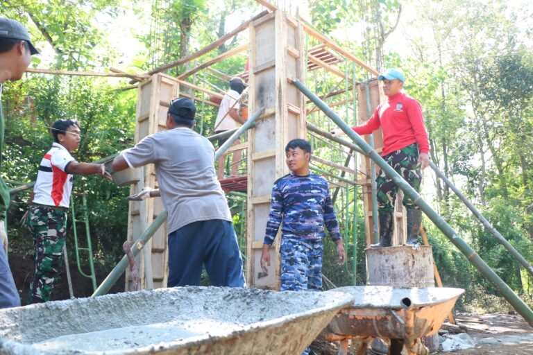 Prajurit TNI AU Lanud Abdulrachman Saleh Bersama Kodim 0820 Probolinggo Rampungkan Pembuatan Tandon Air di Lokasi TMMD 128.