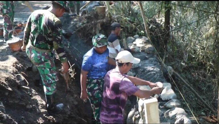 TMMD ke 128 Terus Kebut Pembangunan Tanggul Penahan Tanah (TPT) di Desa Brabe Antisipasi Longsor dan Abrasi Jalan.