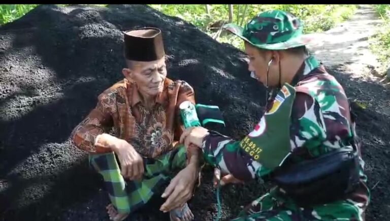 Koptu Sanep Berperan Aktif dalam Bakti Sosial Kesehatan TMMD ke-128 di Desa Brabe.
