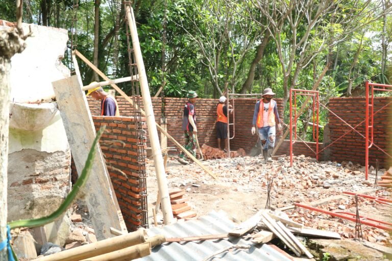 Rehab Mushola Baiturrohim Jadi Sasaran Fisik TMMD ke-128 Kodim 0820 Probolinggo memasuki tahap pemasangan baru bata merah.