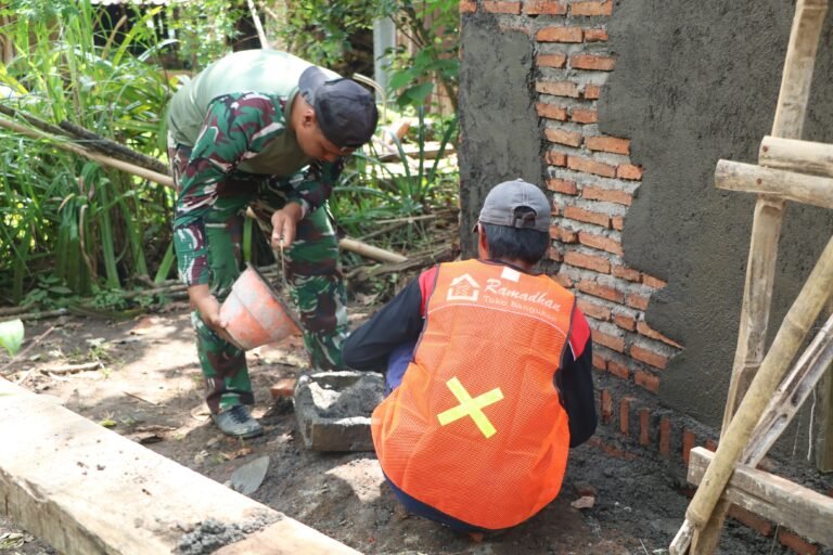 Satgas TMMD ke-128 Kodim 0820 Probolinggo Bangun 15 Tangki Septik Individual di Desa Brabe.