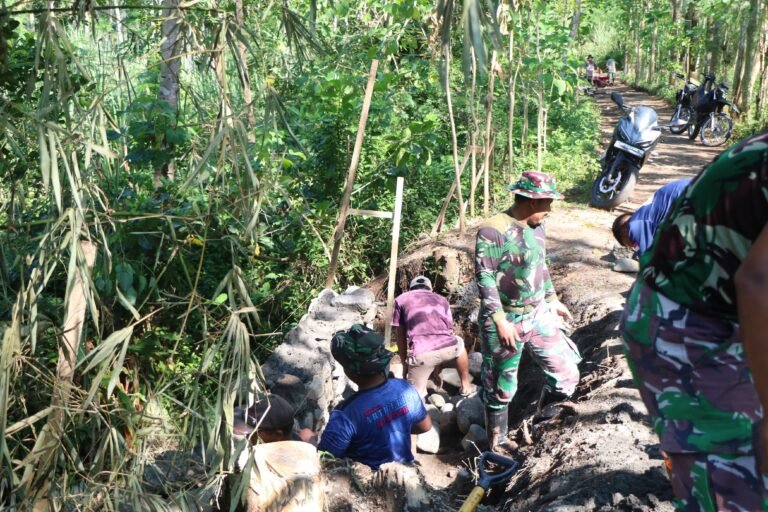 Satgas TMMD ke-128 Kodim 0820 Probolinggo Bangun Tanggul Penahan Tanah di Dusun Klagin.