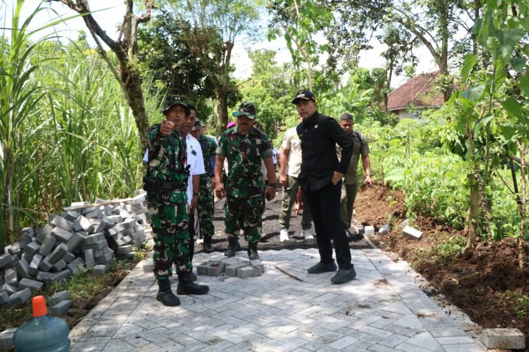 TMMD ke-128 Kodim 0820/Probolinggo Dapat Perhatian Khusus Dandim, Pemasangan Paving Dikebut.