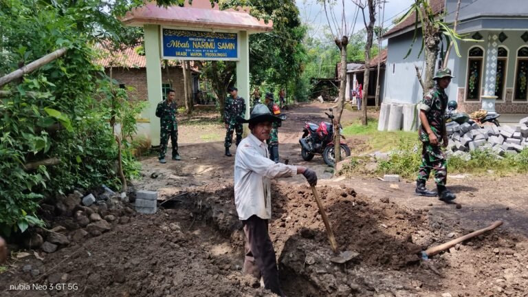 Kasdim 0820 Probolinggo Tinjau Pavingisasi Program TMMD Ke-128 di Dusun Klagin Desa Brabe