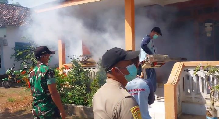 Cegah Demam Berdarah, Satgas TMMD Ke-128 Lakukan Fogging di Lingkungan Warga Dusun Rowo.