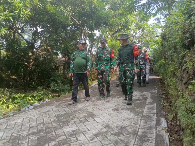 Dansatgas TMMD Ke-128 Tinjau Langsung Pemasangan Paving, Pastikan Kwalitas Pengerjaan.
