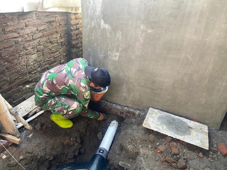 Pembangunan Tangki Septik Individual Milik Ibu Halimah Capai 90 Persen