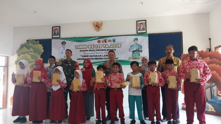Pembagian ATS TMMD Ke-128, Dukung Semangat Belajar Siswa di Maron Wetan.