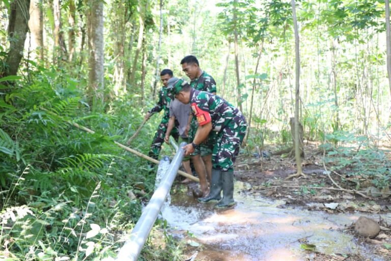 Proses Penyambungan Pipanisasi Libatkan Masyarakat Setempat