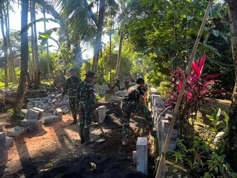 Menunju 500 meter, Satgas TMMD Ke-128 Tetap Semangat melakukan Pemasangan Bekisting