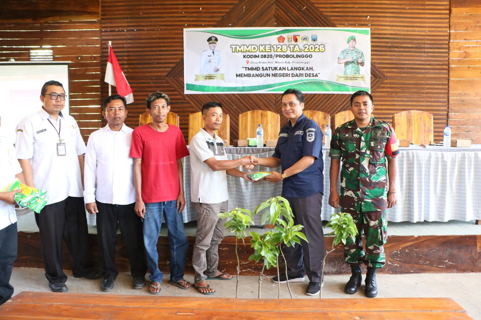 Dukung Ketahanan Pangan, TMMD Ke-128 Kodim 0820/Probolinggo Salurkan 900 Bibit Alpukat dan 150 Kg Bibit Jagung.