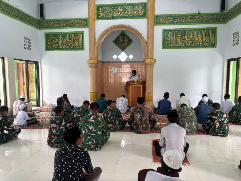 Kebersamaan Satgas TMMD Ke-128 dan Warga Terlihat Saat Sholat Dzuhur Berjamaah di Masjid Nurul Jannah