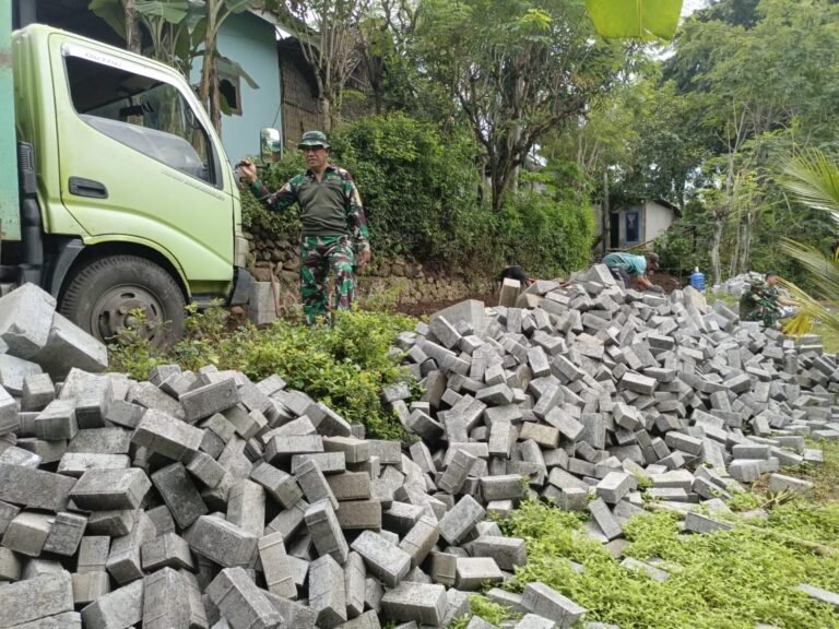 Material Paving TMMD Ke-128 Diturunkan di Dusun Klagin, Pengerjaan Jalan Dilanjutkan