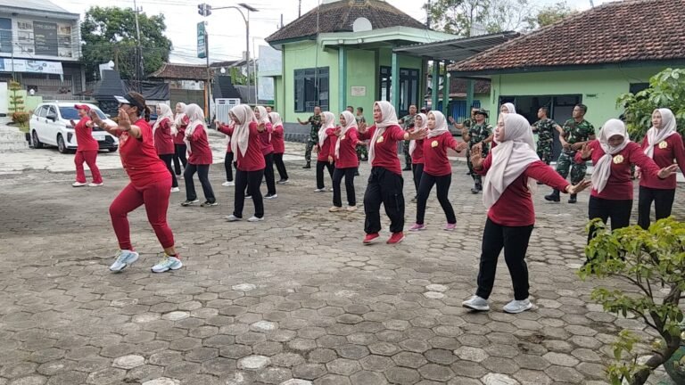 Tingkatkan Imunitas, Keluarga Besar Koramil 0825/12 Rogojampi Gelar Senam Sehat
