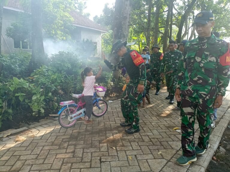 Dandim 0820 Probolinggo Disambut Antusias Anak-anak di Lokasi Paving TMMD Dusun Klagin