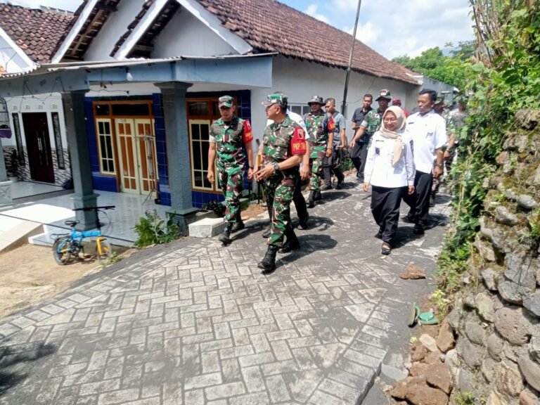 Danrem 083/Bdj Tinjau Langsung Pembangunan Paving TMMD Ke-128 di Desa Brabe.