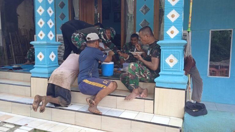 Kebersamaan Satgas TMMD Ke-128 dan Warga Dusun Klagin Desa Brabe Lewat Makan Siang