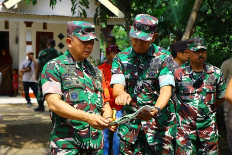 Danrem 083/Baladika Jaya Terima Paparan Singkat Progres TMMD Ke-128 di Desa Brabe.