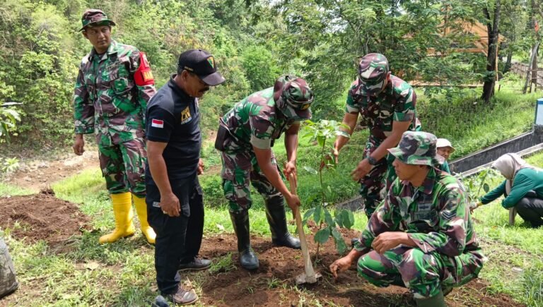 TMMD Ke-128 Kodim 0820/Probolinggo Gelar Penanaman 200 Bibit Pohon di Bantaran Sungai Dam 8 Desa Brabe