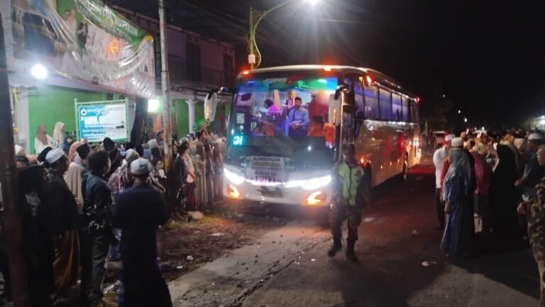 Pastikan Keamanan, Babinsa Pantau Pemberangkatan 42 Calon Jemaah Haji KBIHU Baitul Muttaqim