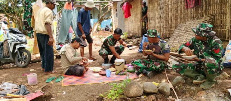 Penuh Keakraban, Satgas TMMD Ke-128 Kodim 0820/Probolinggo Nikmati Makan Siang Bersama Warga.