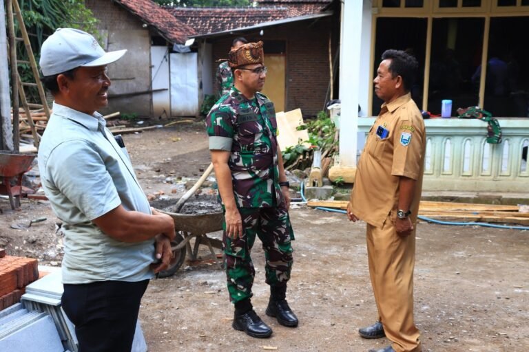 Mantan Dandim 0820/Probolinggo Terima Sambutan Hangat Saat Kunjungi Lokasi TMMD Ke-128 di Desa Brabe.