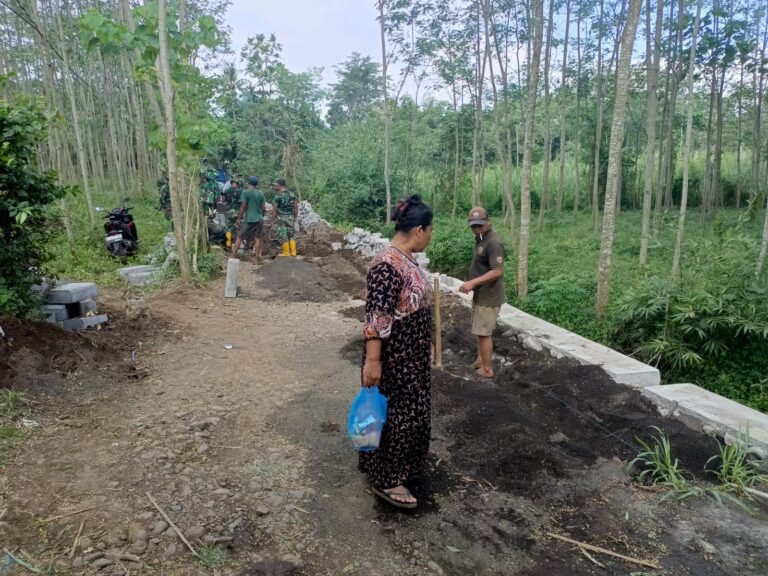 Warga Apresiasi Kinerja Satgas TMMD dalam Pemasangan Paving di Desa Brabe.