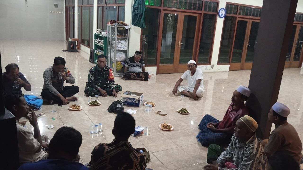 Jaga Kondusifitas Wilayah, Babinsa Koramil Rogojampi Laksanakan Komsos Humanis Bersama Warga