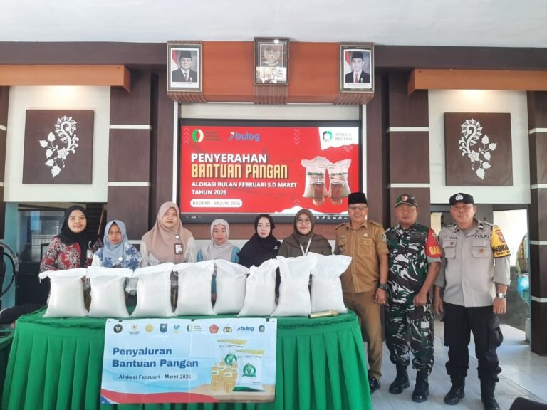 Pastikan Tepat Sasaran, Babinsa Koramil Rogojampi Monitoring Penyaluran Bantuan Pangan di Desa Badean Blimbingsari