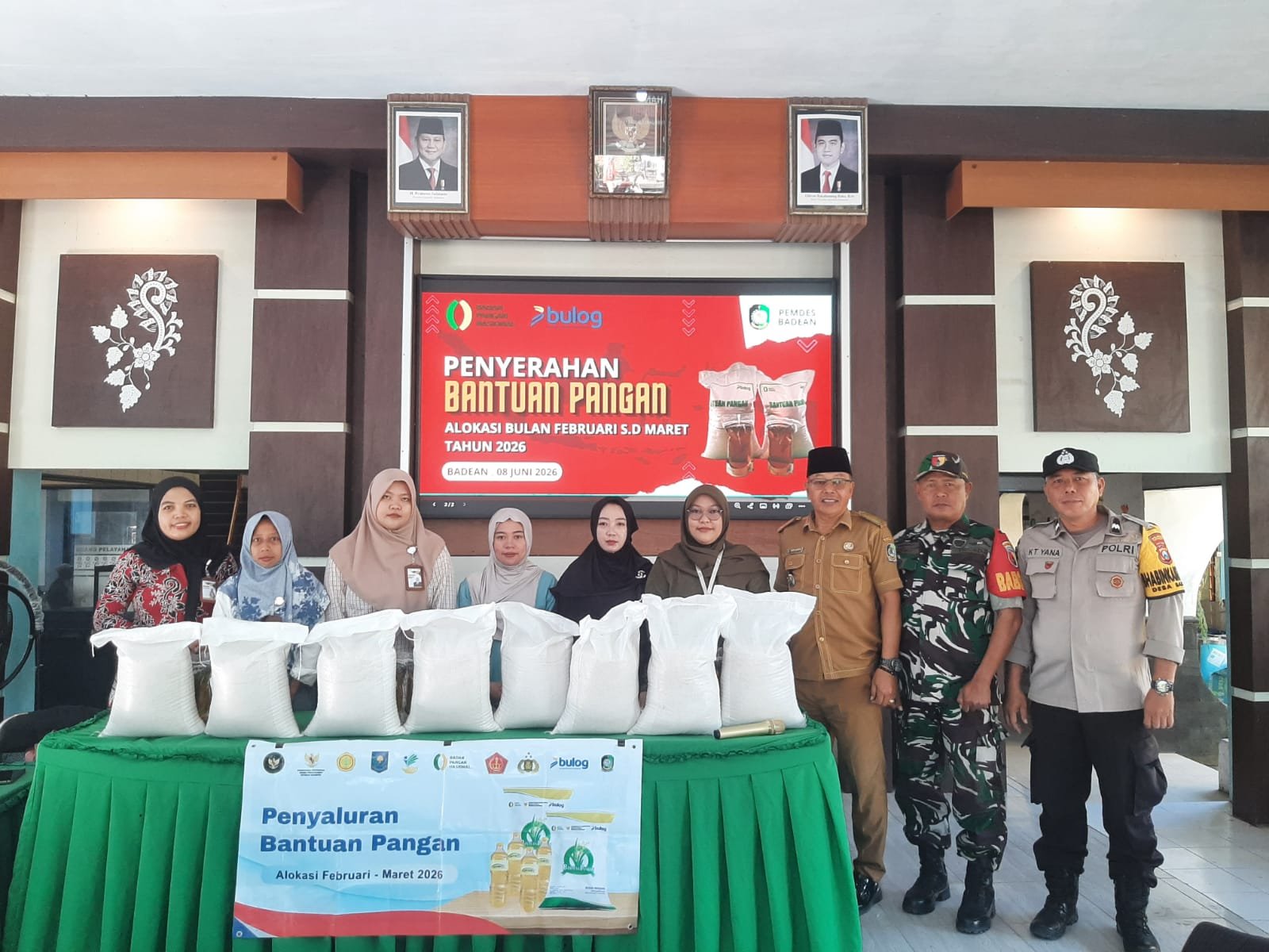 Pastikan Tepat Sasaran, Babinsa Koramil Rogojampi Monitoring Penyaluran Bantuan Pangan di Desa Badean Blimbingsari